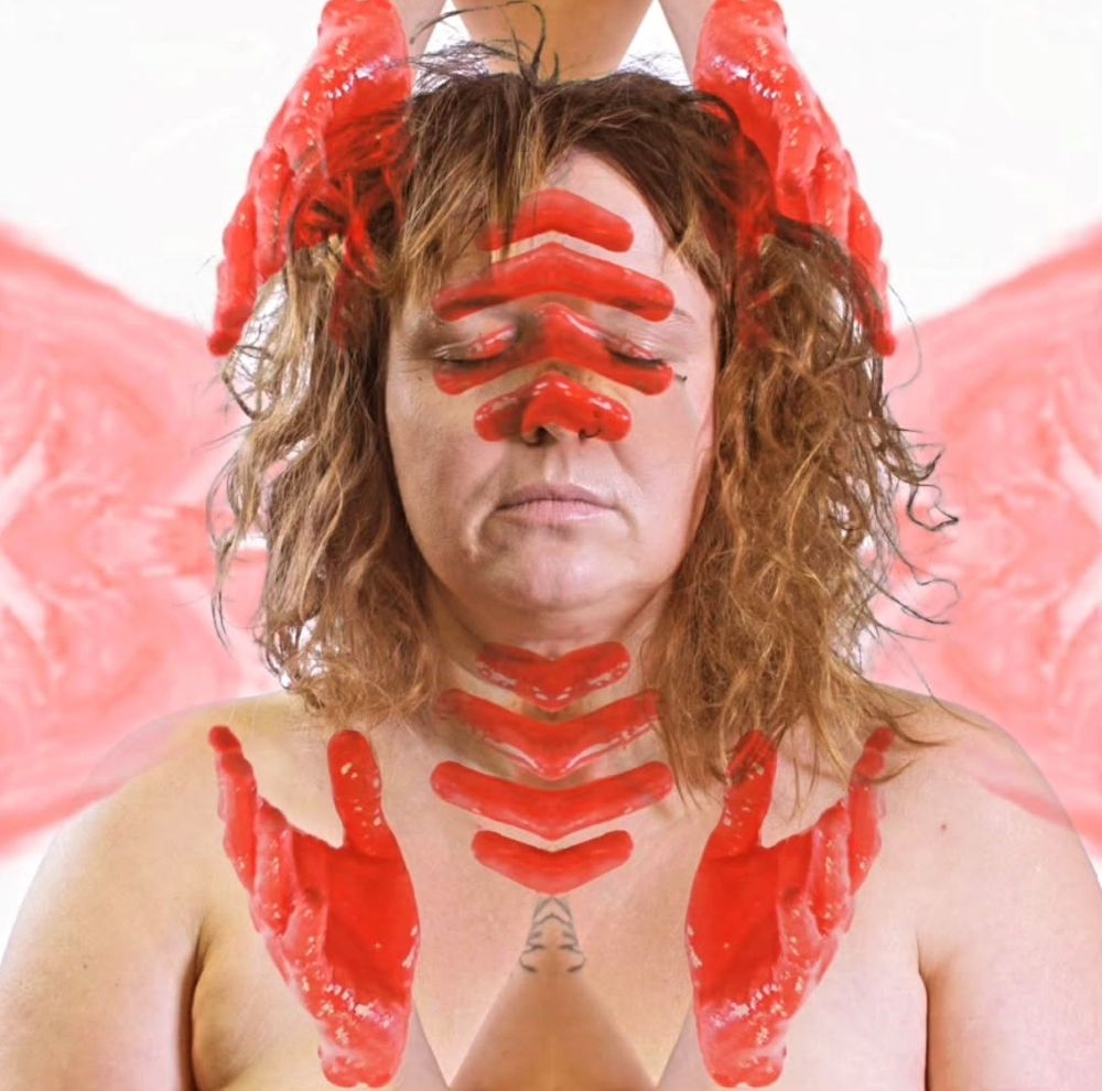 Babara Christof mit von Blut gefärbten Händen. Cover für Musikvideo Blood