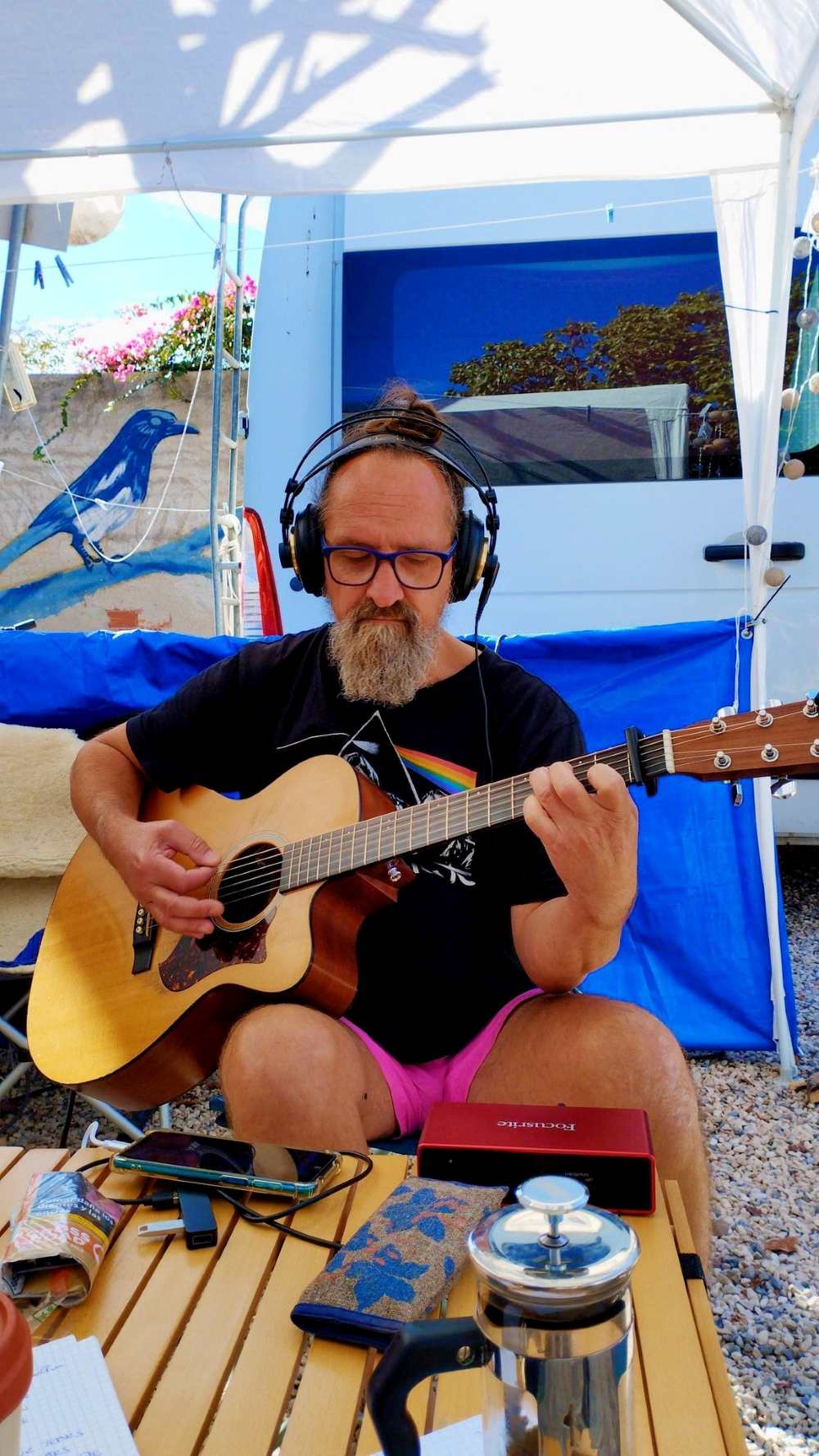 Klaus Herunter mit Gitarre am Strand