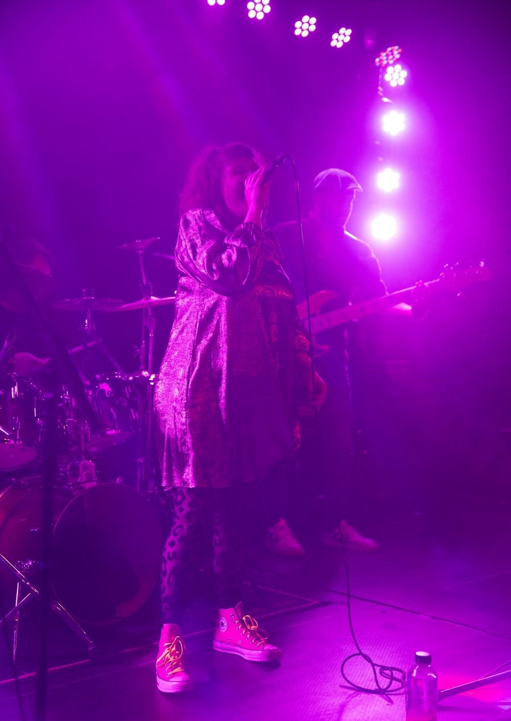 Barbara Christof steht mit Mikro auf der Bühne